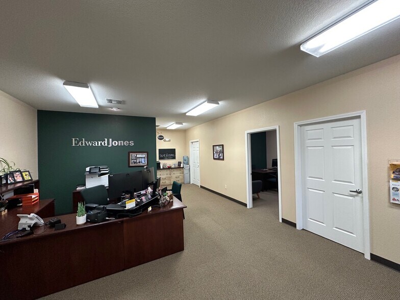 215 S Andover Rd, Andover, KS à louer - Photo de l’immeuble – Image 2 sur 14
