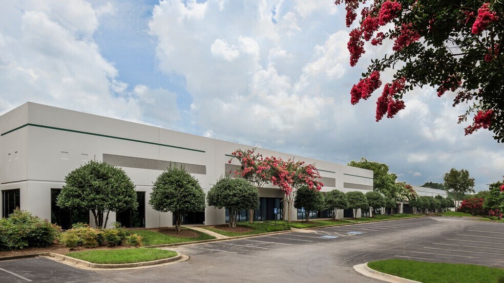 560 Atlanta S Pky, College Park, GA à louer - Photo de l’immeuble – Image 1 sur 19