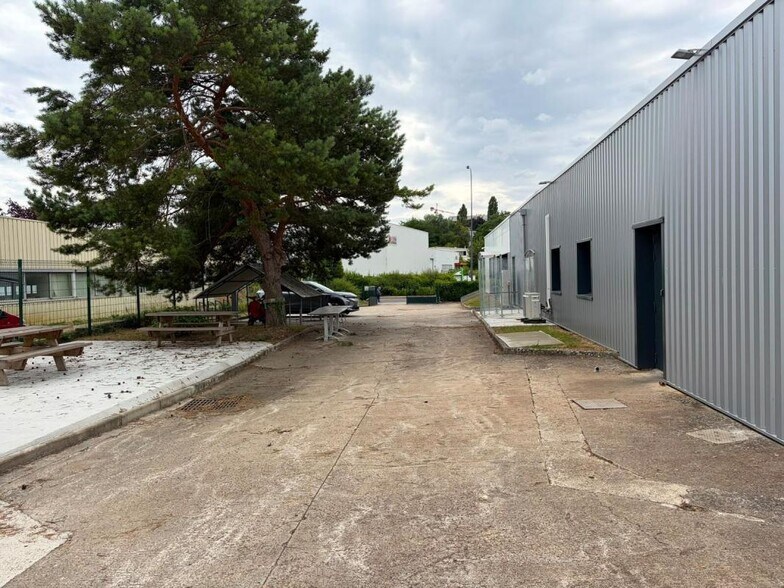 Local d'activités dans Ecquevilly à vendre - Photo de l’immeuble – Image 2 sur 12