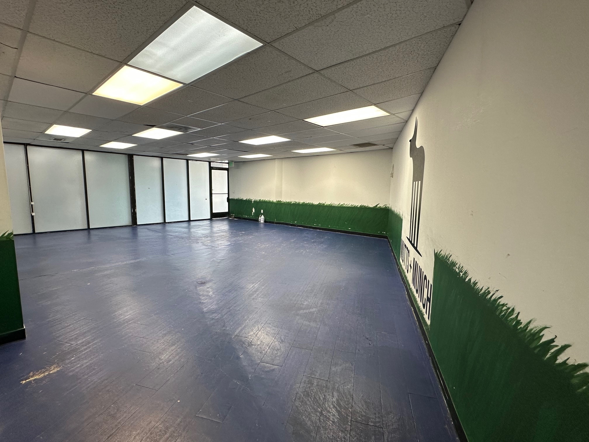 18607 Ventura Blvd, Tarzana, CA à louer Photo intérieure– Image 1 sur 2