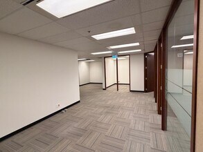 5811 Cooney Rd, Richmond, BC à louer Photo intérieure– Image 1 sur 3