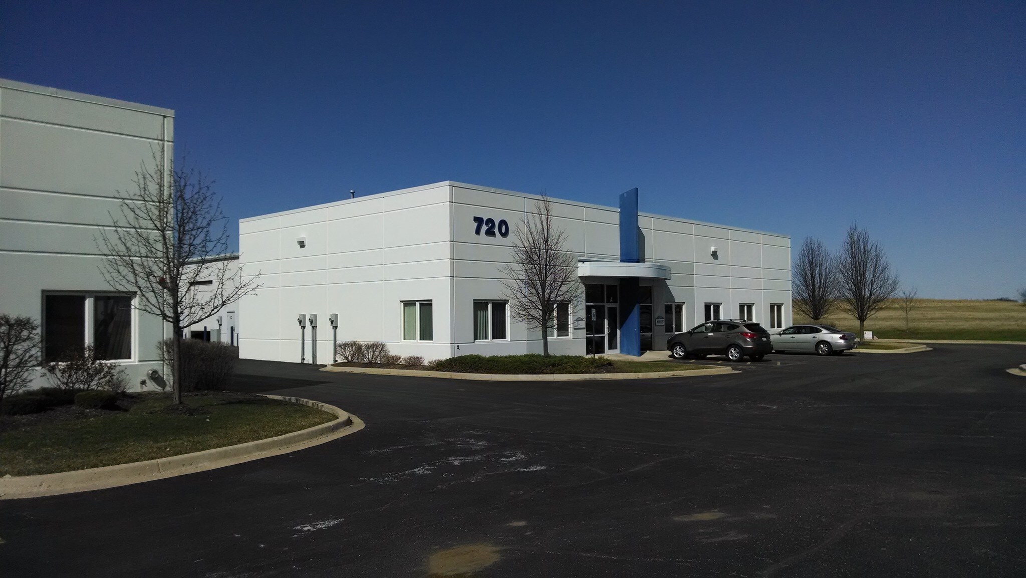 720 N Heartland Dr, Sugar Grove, IL à louer Photo de l’immeuble– Image 1 sur 36