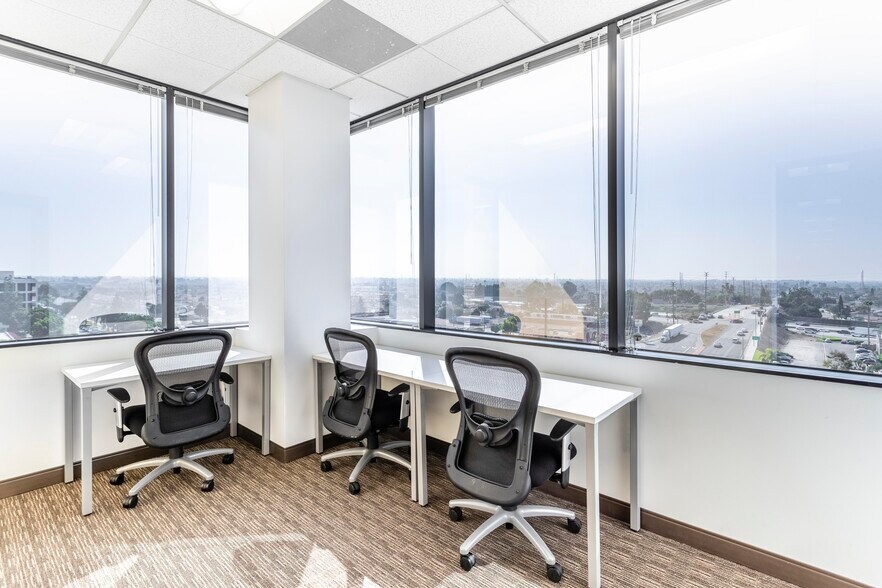 6 Centerpointe Dr, La Palma, CA à louer - Photo intérieure – Image 1 sur 17