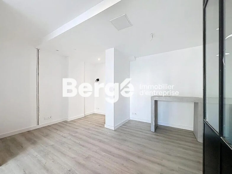 Local commercial dans GOLFE JUAN à louer - Photo de l’immeuble – Image 3 sur 8