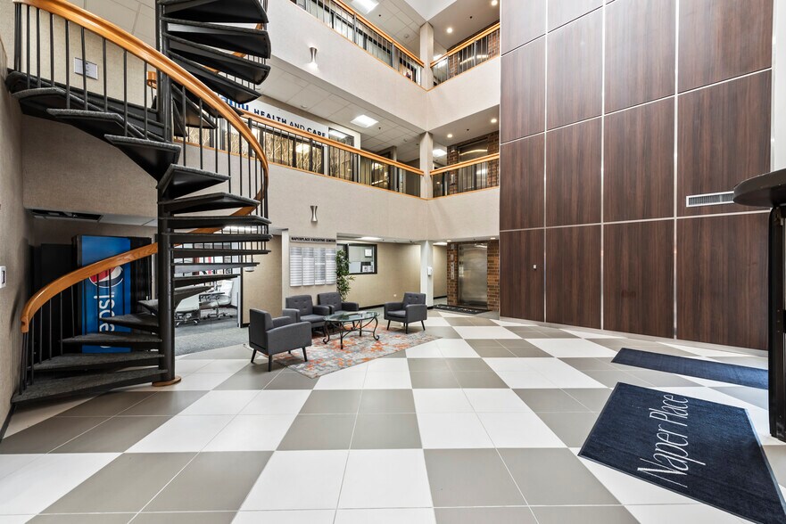 608 S Washington St, Naperville, IL à louer - Hall d’entrée – Image 3 sur 7