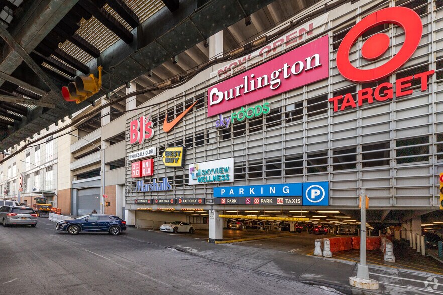 40-24 College Point Blvd, Flushing, NY à louer - Photo de l’immeuble – Image 2 sur 9