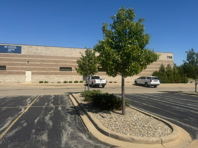 796 N Sunnyside Rd, Decatur, IL à louer - Photo de l’immeuble – Image 1 sur 26