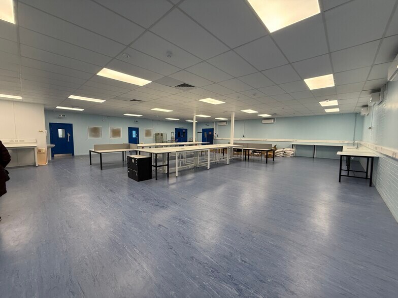 10-11 Station Clos, Potters Bar à louer - Photo de l’immeuble – Image 3 sur 16