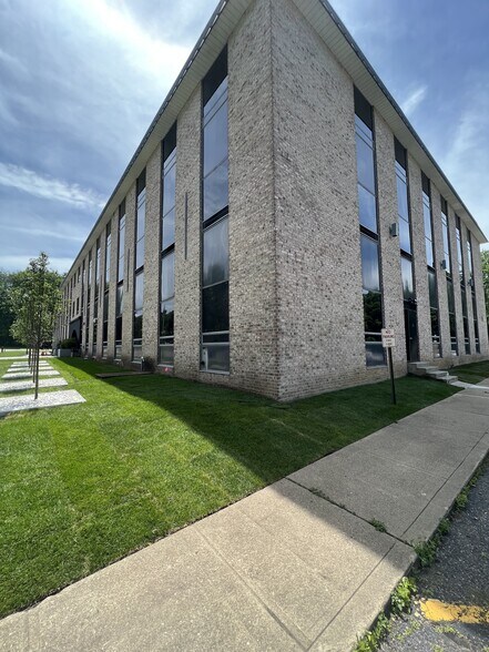 25 Lindsley Dr, Morristown, NJ à louer - Photo de l’immeuble – Image 2 sur 4