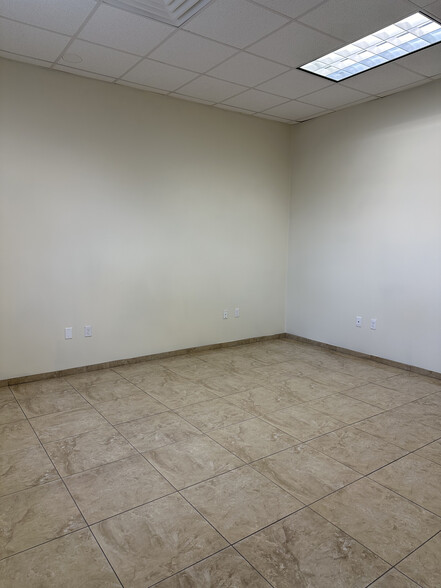 1317 E Jasmine Ave, McAllen, TX à louer - Photo de l’immeuble – Image 2 sur 13