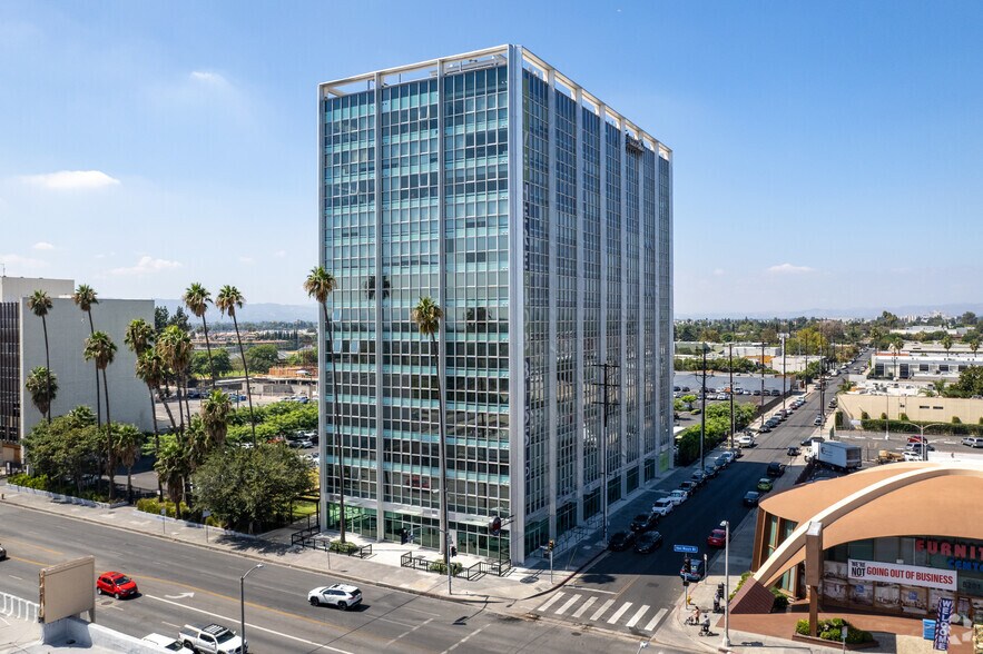 8155 Van Nuys Blvd, Panorama City, CA à louer - Photo de l’immeuble – Image 2 sur 22