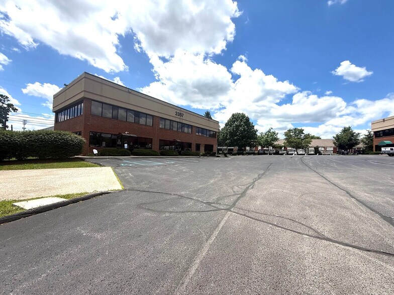 2357 Huguenard Dr, Lexington, KY à vendre - Photo de l’immeuble – Image 2 sur 3