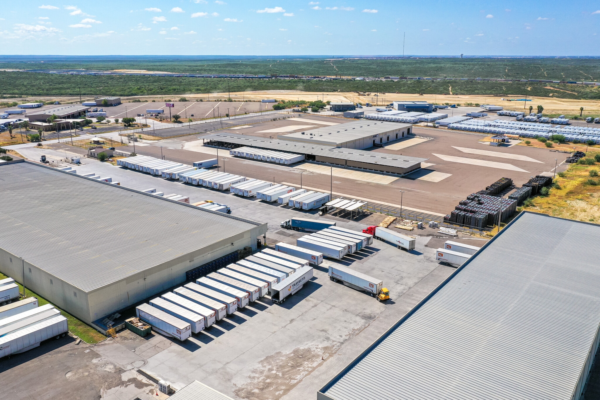 13145 S Unitec Dr, Laredo, TX à louer Photo de l’immeuble– Image 1 sur 8