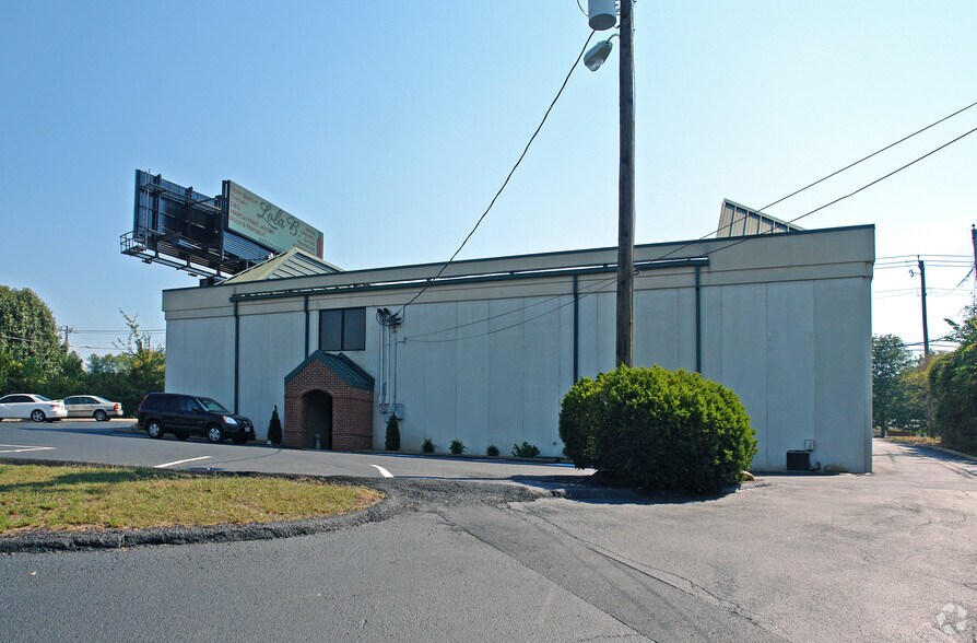 8609 Kingston Pike, Knoxville, TN à louer - Photo de l’immeuble – Image 2 sur 14