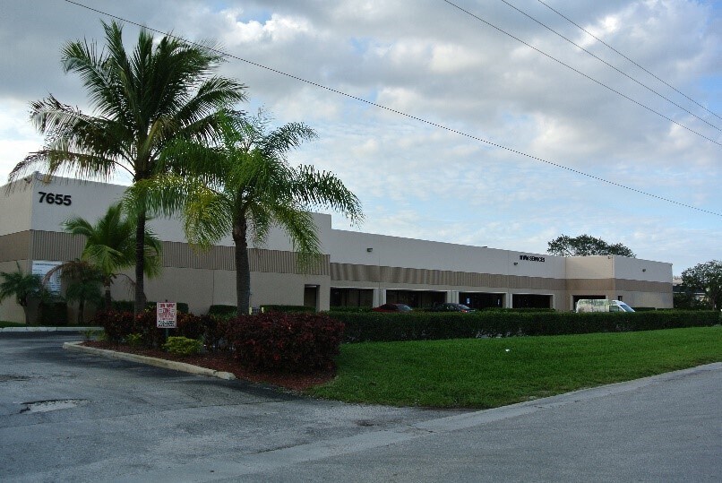 7656 Byron Dr, Riviera Beach, FL à louer - Photo de l’immeuble – Image 2 sur 2