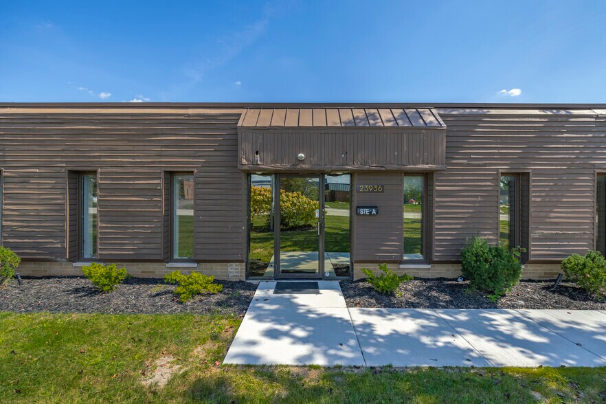 23936 Industrial Park Dr, Farmington Hills, MI à vendre - Photo de l’immeuble – Image 3 sur 42