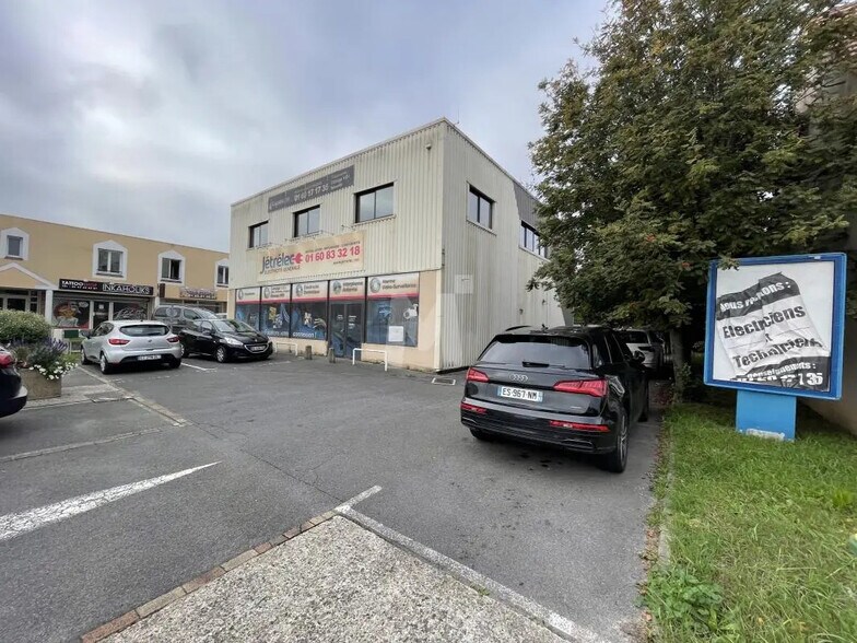 Local d'activités dans Égly à vendre - Photo de l’immeuble – Image 3 sur 9