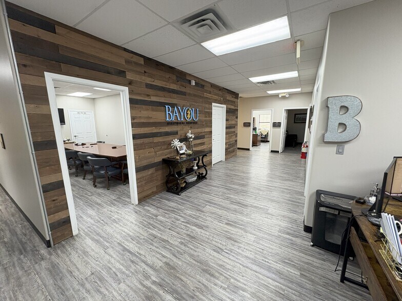 8036 Miller Road 2, Houston, TX à vendre - Photo de l’immeuble – Image 2 sur 3