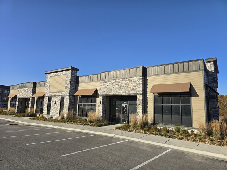 7024 Elizabeth St, Parkville, MO à louer - Photo de l’immeuble – Image 1 sur 15