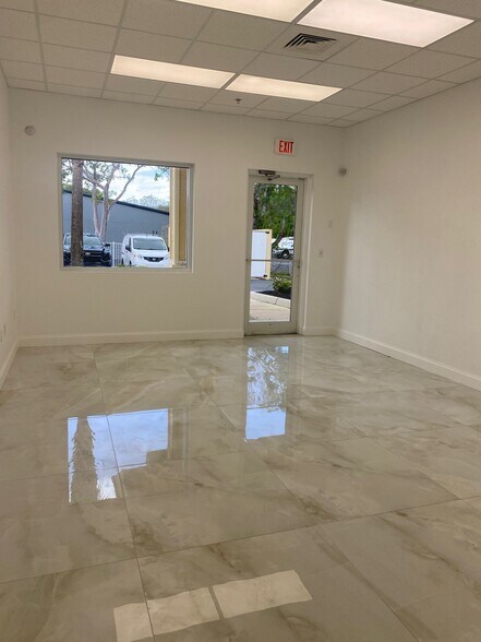 3425 Radio Rd, Naples, FL à vendre - Photo de l’immeuble – Image 2 sur 16