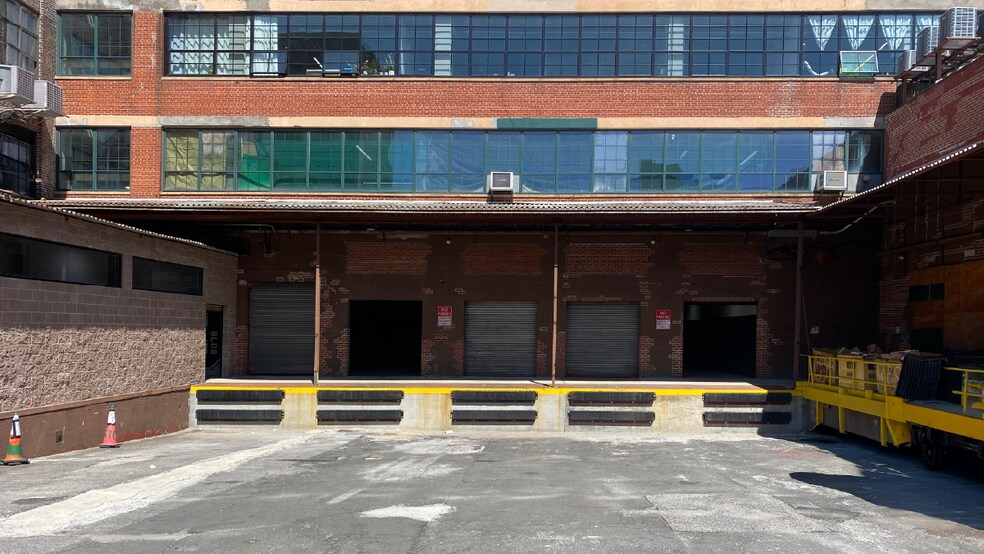236 Greenpoint Ave, Brooklyn, NY à louer - Photo de l’immeuble – Image 2 sur 3