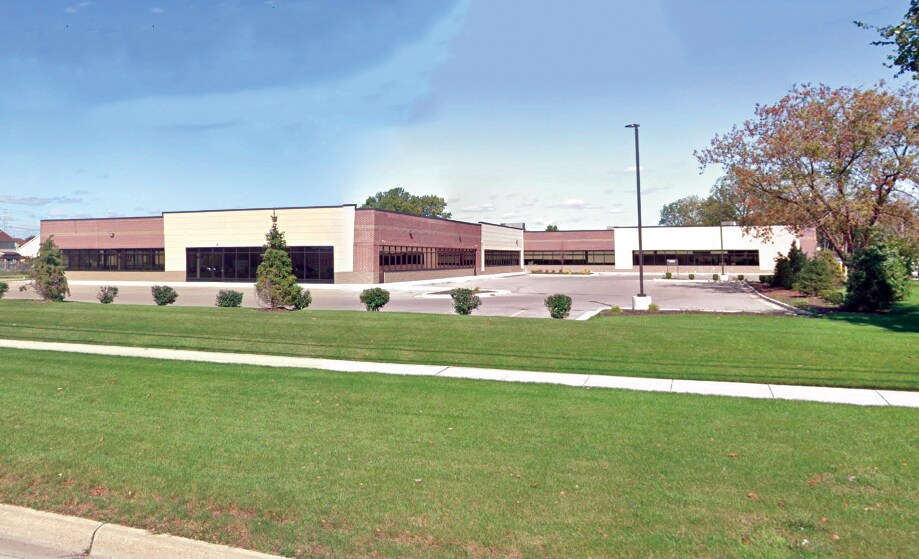 13041 10 Mile Rd, Warren, MI à louer - Photo de l’immeuble – Image 2 sur 5