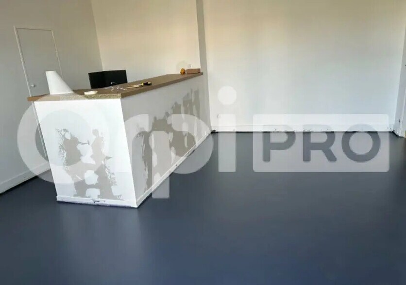 Local d’activités dans Civrieux à louer - Photo de l’immeuble – Image 3 sur 5