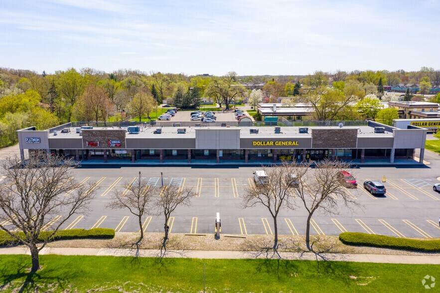 29109 Eight Mile Rd, Livonia, MI à louer - Photo de l’immeuble – Image 2 sur 4