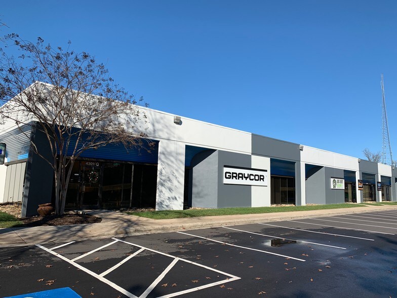 4301 Stuart Andrew Blvd, Charlotte, NC à louer - Photo de l’immeuble – Image 2 sur 15