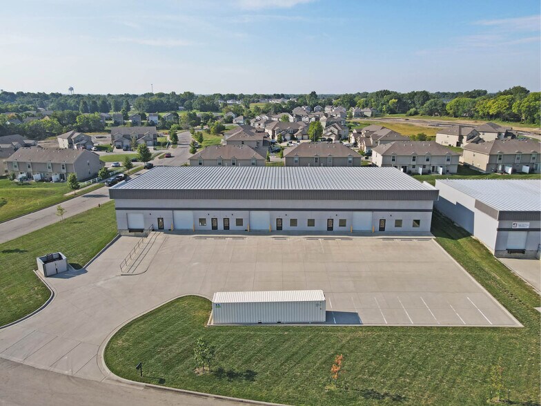 10909 Industrial Cir, Peculiar, MO à louer - Photo de l’immeuble – Image 1 sur 4