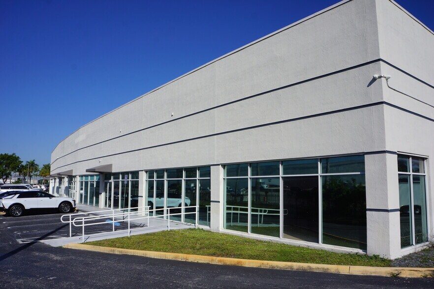 755-833 NW 167th St, Miami, FL à louer - Photo principale – Image 1 sur 10