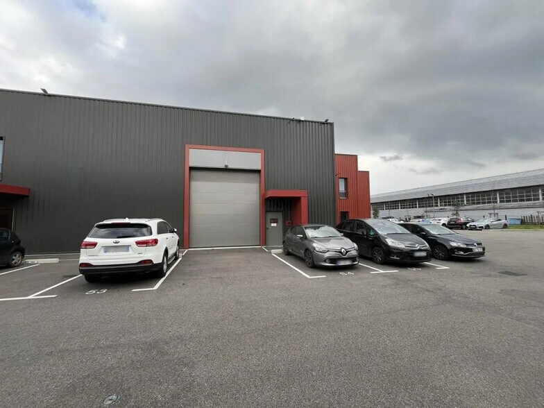 Local d’activités dans Chassieu à louer - Photo de l’immeuble – Image 3 sur 35