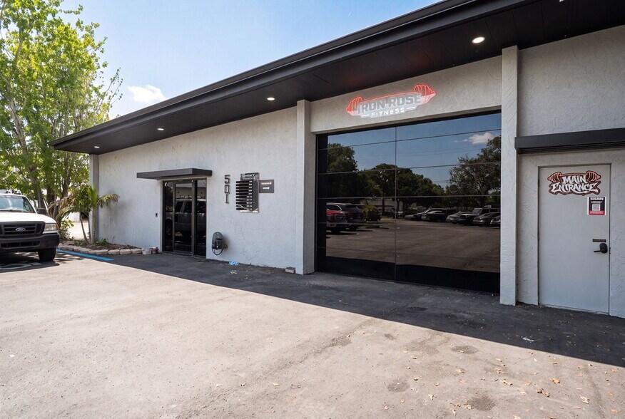 501 Interstate Ct, Sarasota, FL à vendre - Photo de l’immeuble – Image 3 sur 29