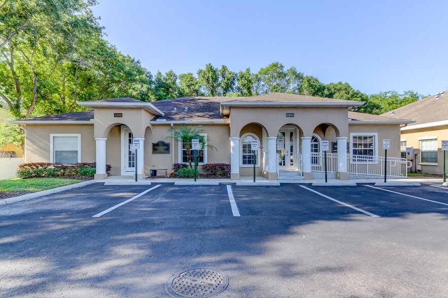 4202-4204 W Linebaugh Ave, Tampa, FL à vendre - Photo de l’immeuble – Image 1 sur 17