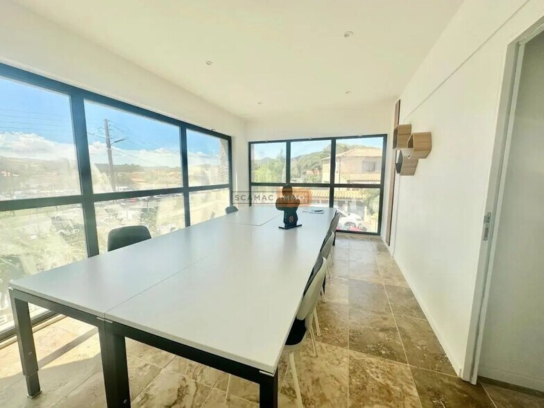 Bureau dans Sainte-Maxime à louer - Photo de l’immeuble – Image 3 sur 5