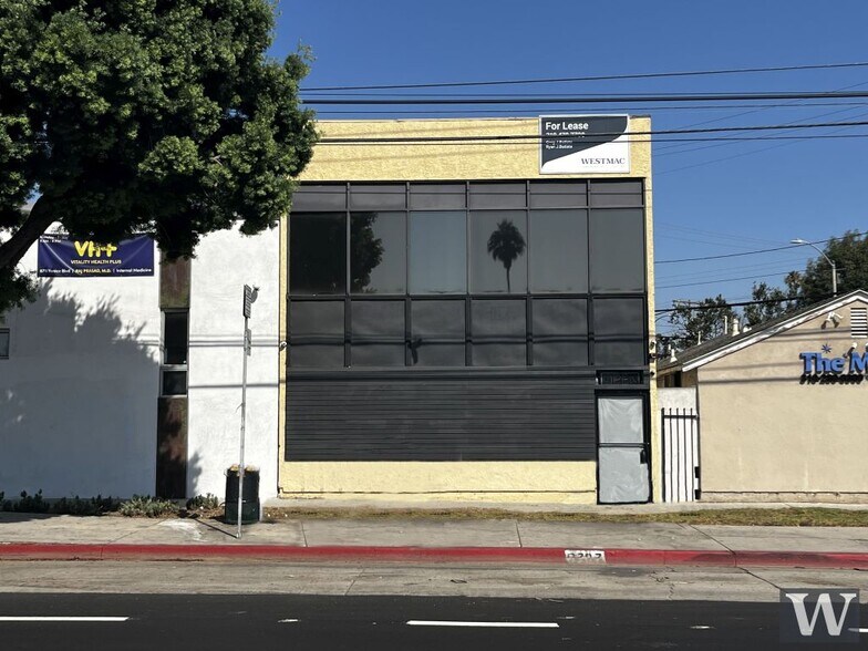8707 Venice Blvd, Los Angeles, CA à louer - Photo de l’immeuble – Image 1 sur 8