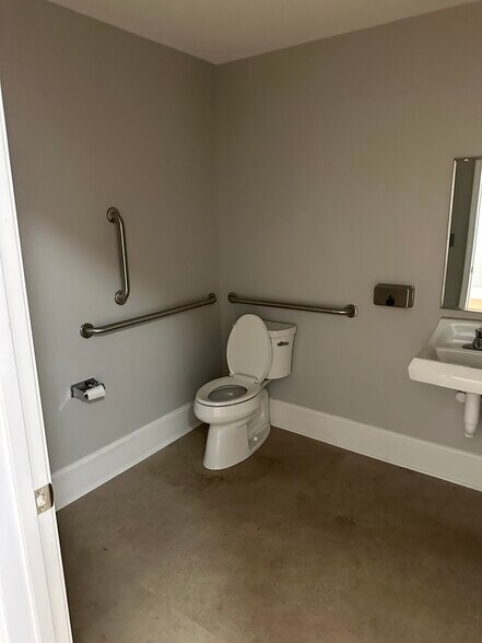 101 and 103 E Main portefeuille de 2 biens à vendre sur LoopNet.fr - Photo de l’immeuble – Image 3 sur 13