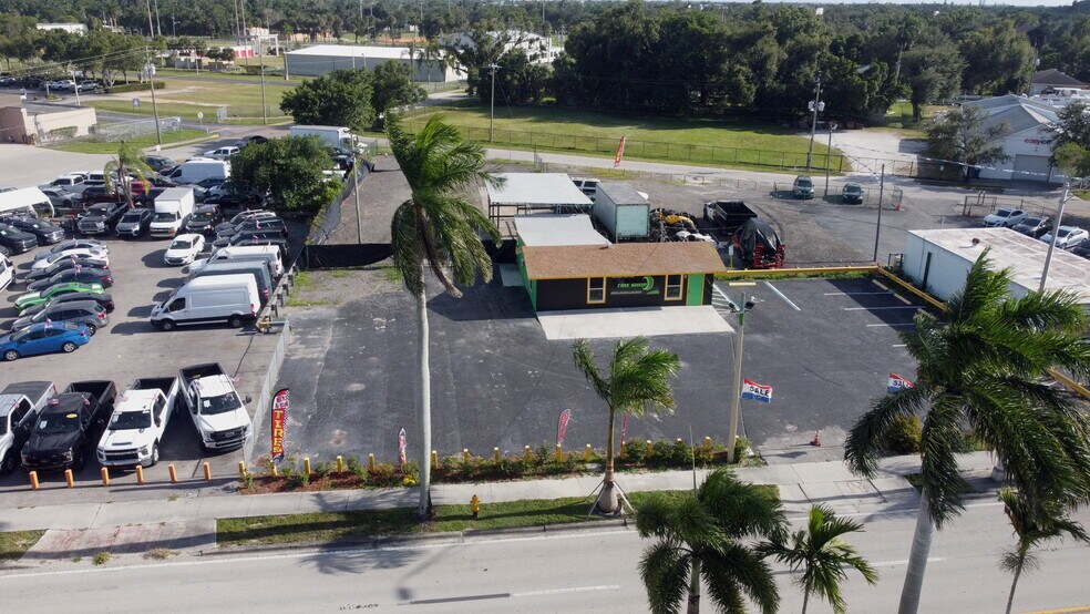 3340 Palm Beach Blvd, Fort Myers, FL à vendre - Photo de l’immeuble – Image 3 sur 16