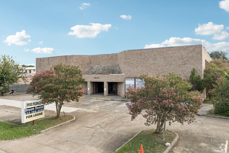 8240 Antoine Dr, Houston, TX à vendre - Photo de l’immeuble – Image 1 sur 27