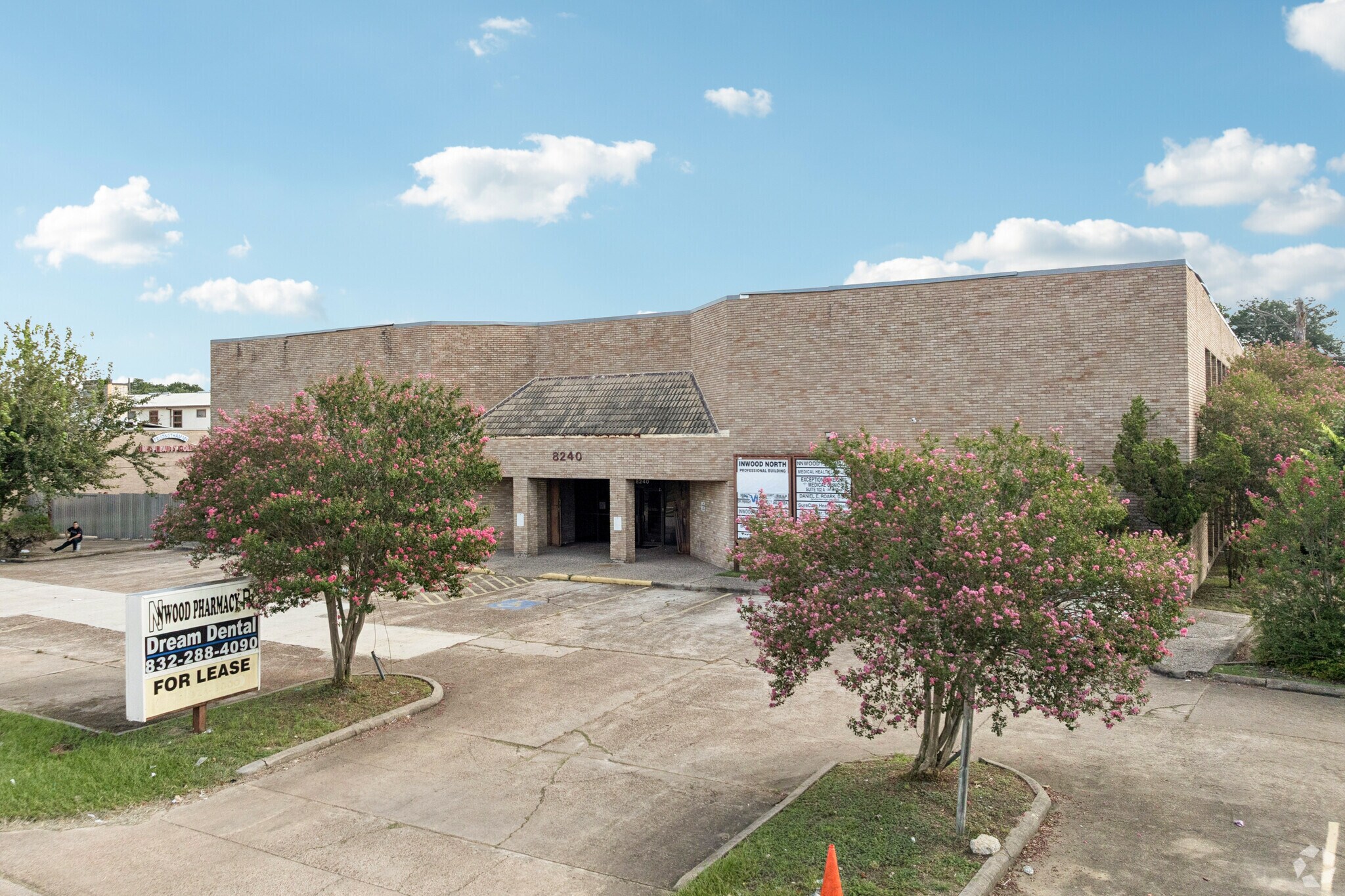 8240 Antoine Dr, Houston, TX à vendre Photo de l’immeuble– Image 1 sur 29