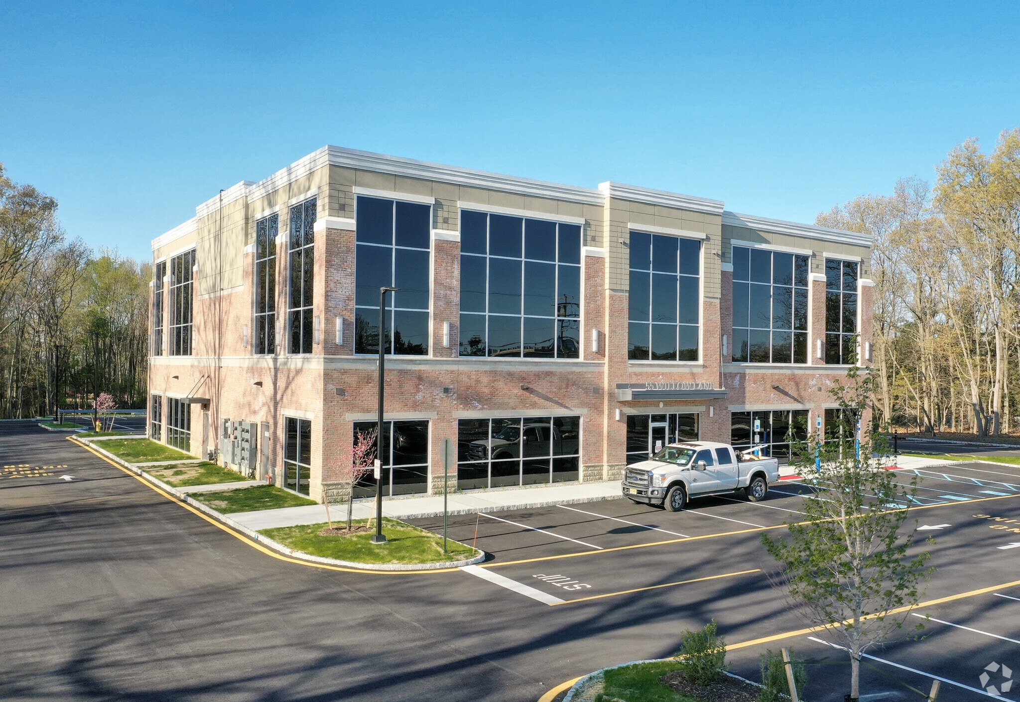 55 Willow Ln, Marlboro, NJ à louer Photo de l’immeuble– Image 1 sur 36