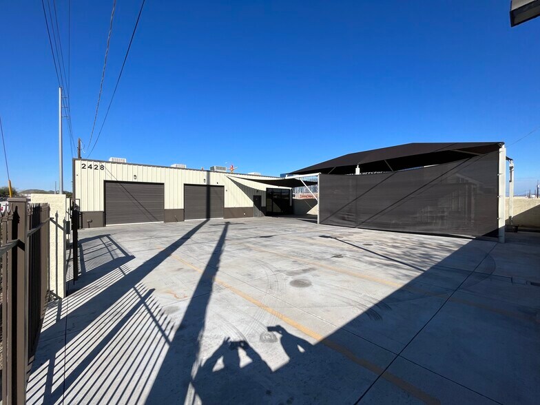 2428 W LONE CACTUS Dr, Phoenix, AZ à louer - Photo de l’immeuble – Image 1 sur 46