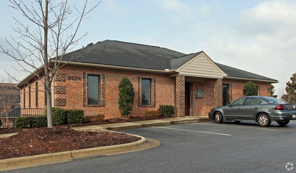 8524 Six Forks Rd, Raleigh, NC à louer - Photo de l’immeuble – Image 2 sur 9