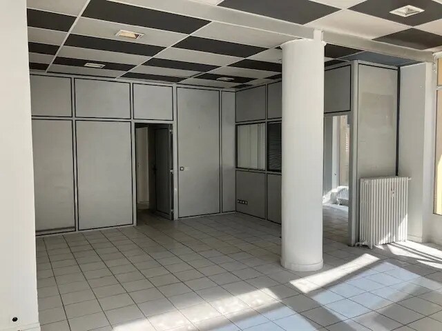 Local commercial dans Lyon à louer - Photo de l’immeuble – Image 1 sur 18