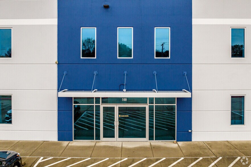 4050 Premier Dr, Plano, TX à louer - Photo de l’immeuble – Image 2 sur 23