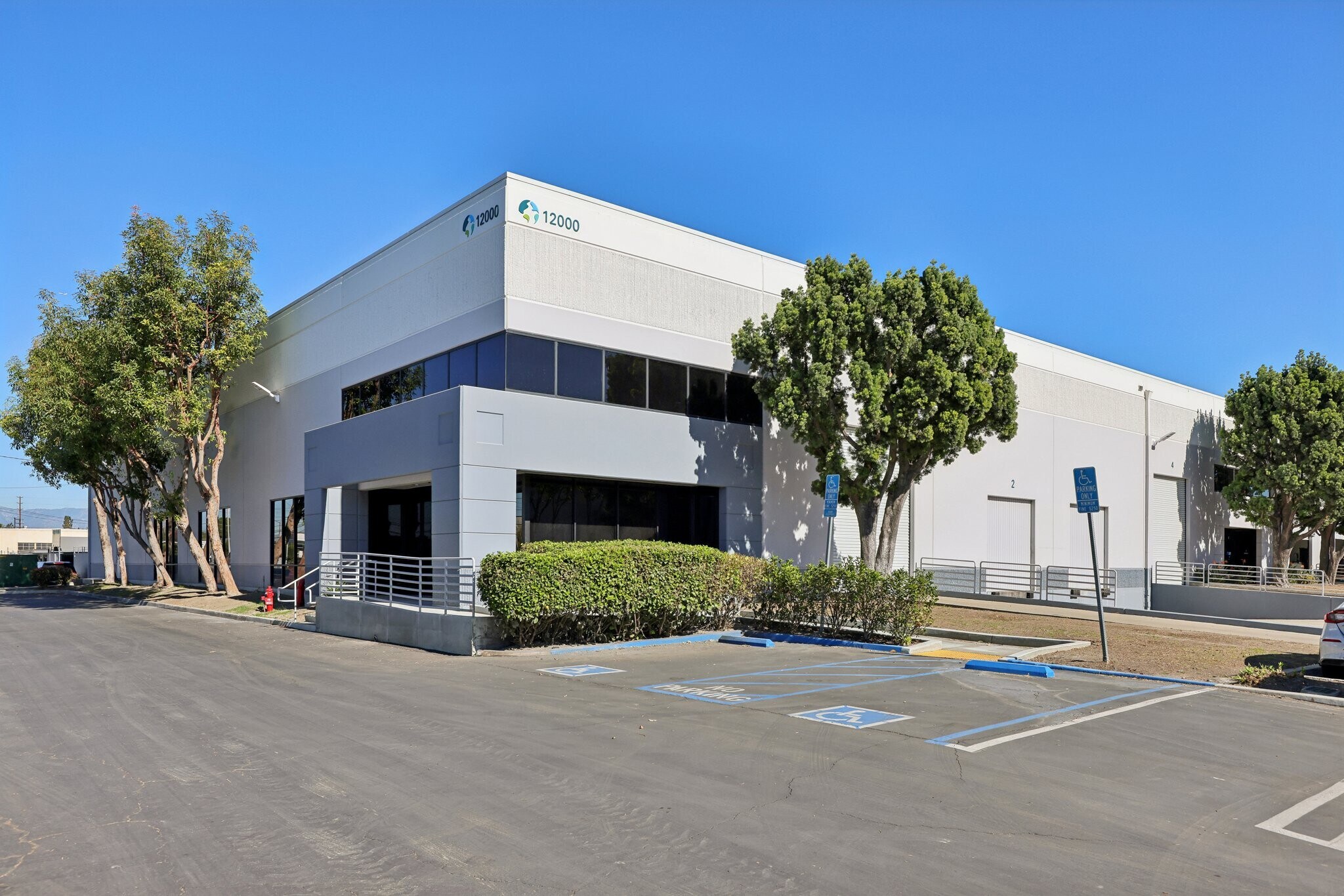 12000 Woodruff Ave, Downey, CA à louer Photo de l’immeuble– Image 1 sur 10