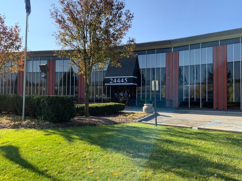 24445 Northwestern Hwy, Southfield, MI à louer - Photo de l’immeuble – Image 3 sur 8