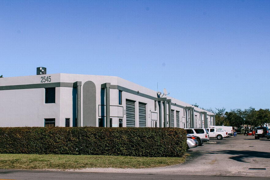 2545 W 80th St, Hialeah, FL à louer - Photo de l’immeuble – Image 1 sur 8