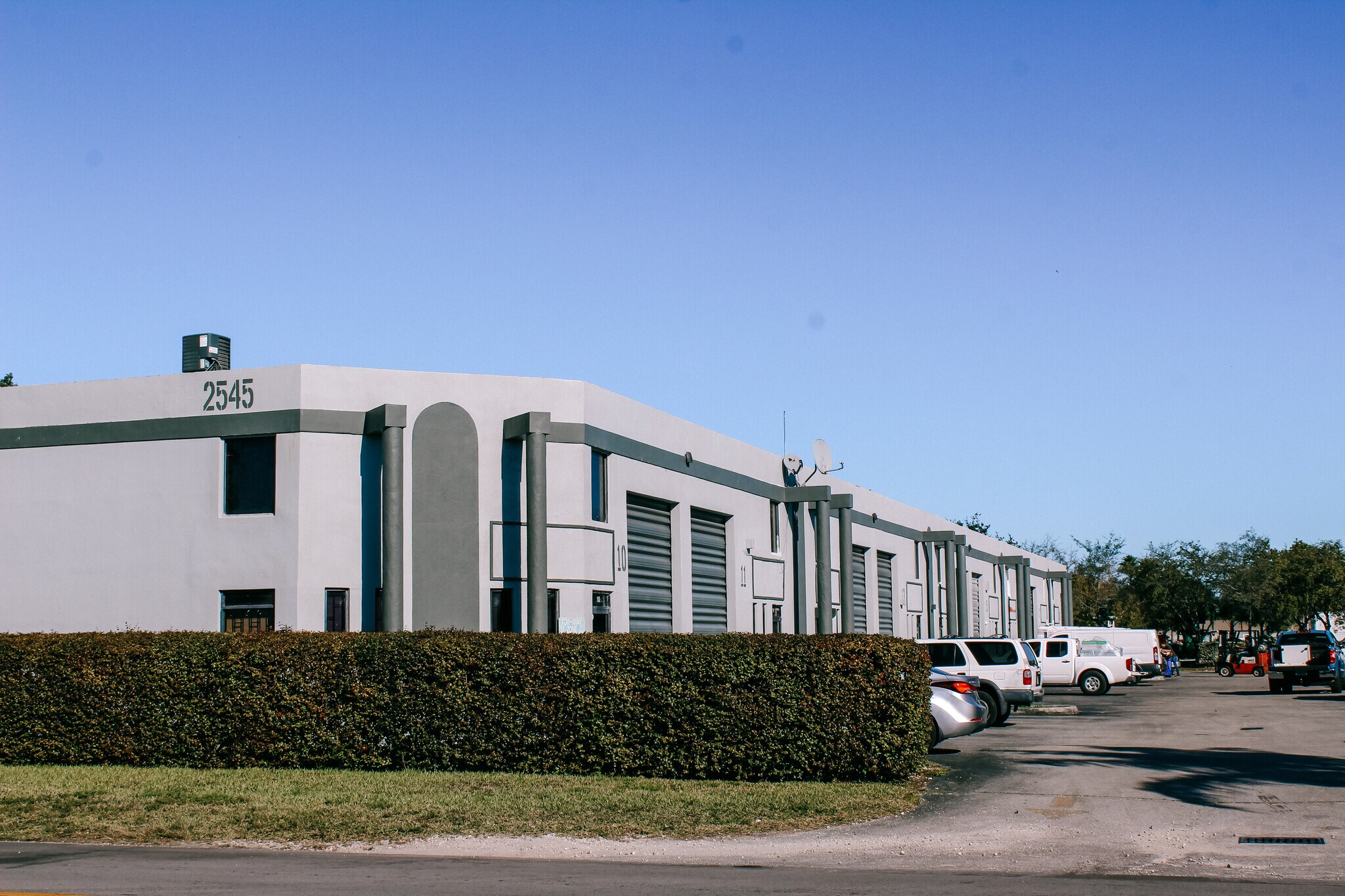 2545 W 80th St, Hialeah, FL à louer Photo de l’immeuble– Image 1 sur 10