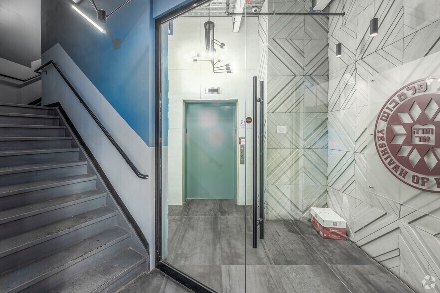 975A E 13th St, Brooklyn, NY à louer - Hall d’entrée – Image 3 sur 8